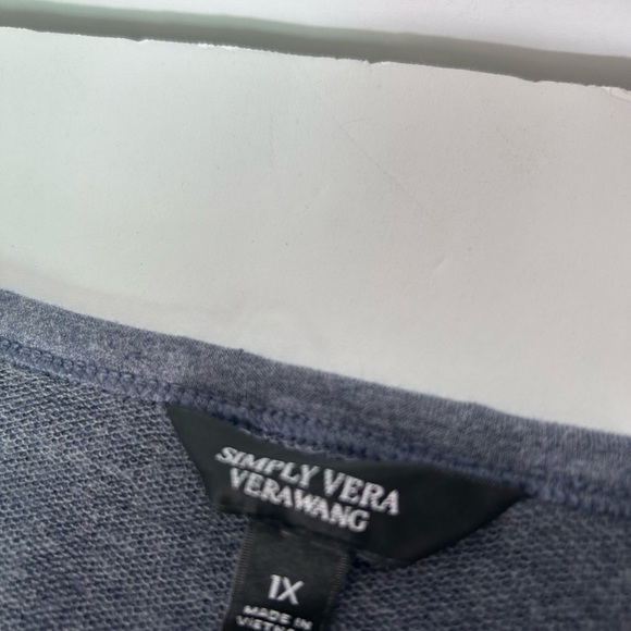 Simply Vera Wang NWT Soft Knit Top Floral Embroidery on Sleeves - Picture 4 of 7